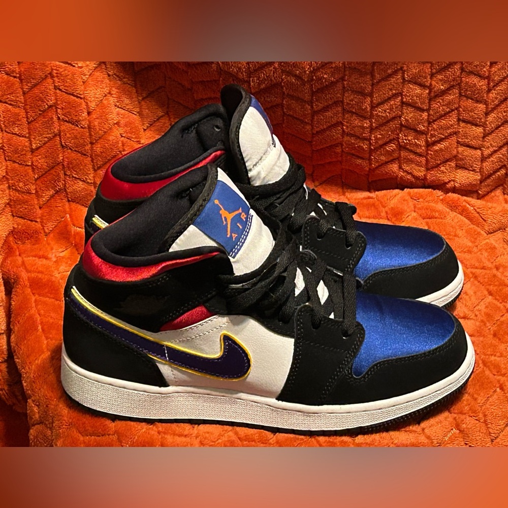 🔥🔥JORDAN 1 MID GS ‘RIVALS’🔥🔥